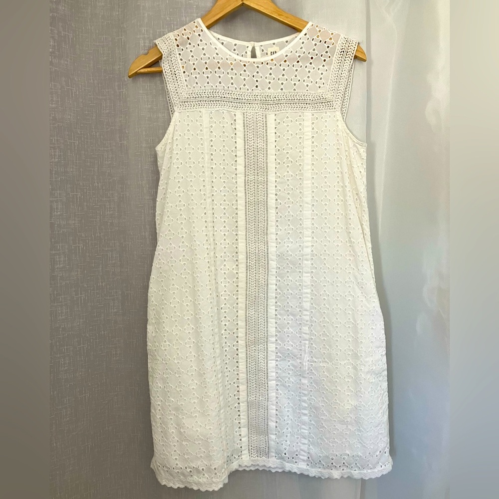 White lace dress from the Gap, barely worn, perfect condition, lightweight.